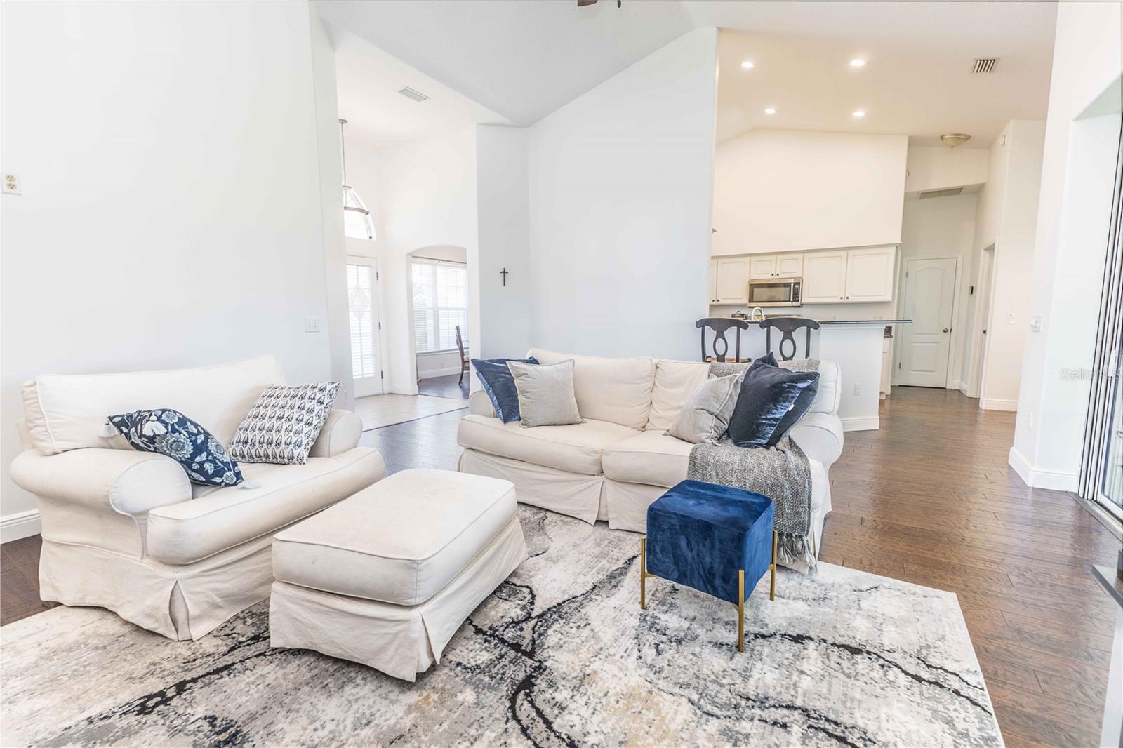 FAIRWAYS/ROLLING HILLS 01 - Residential