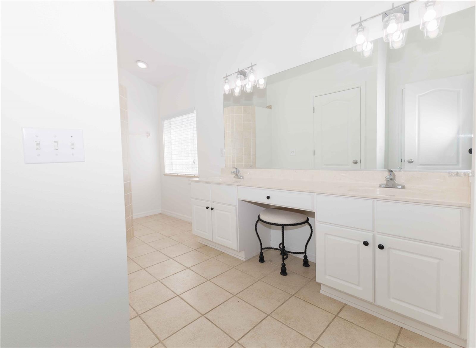 FAIRWAYS/ROLLING HILLS 01 - Residential