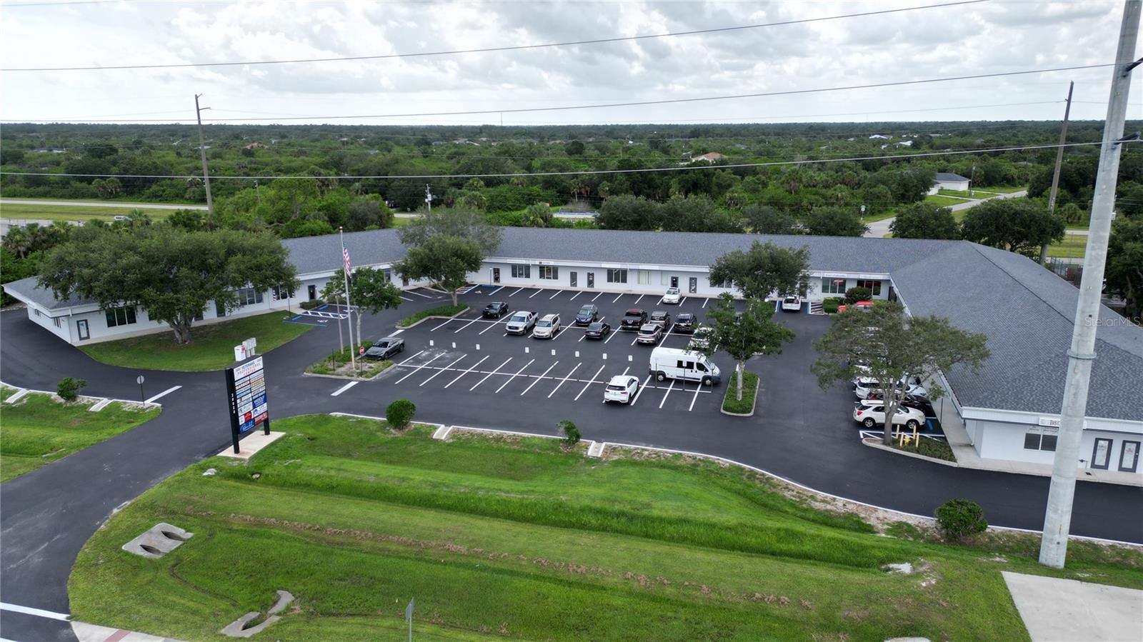 1,056 SF unit for lease in Veterans Professional Center!
The unit's layout features a front waiting area, conference room, 2 offices, common area, and a restroom. This property has ample parking with parking in the front and the rear of the building.
27,000 AADT! (Annual Average Daily Traffic Count)
3-Year lease minimum