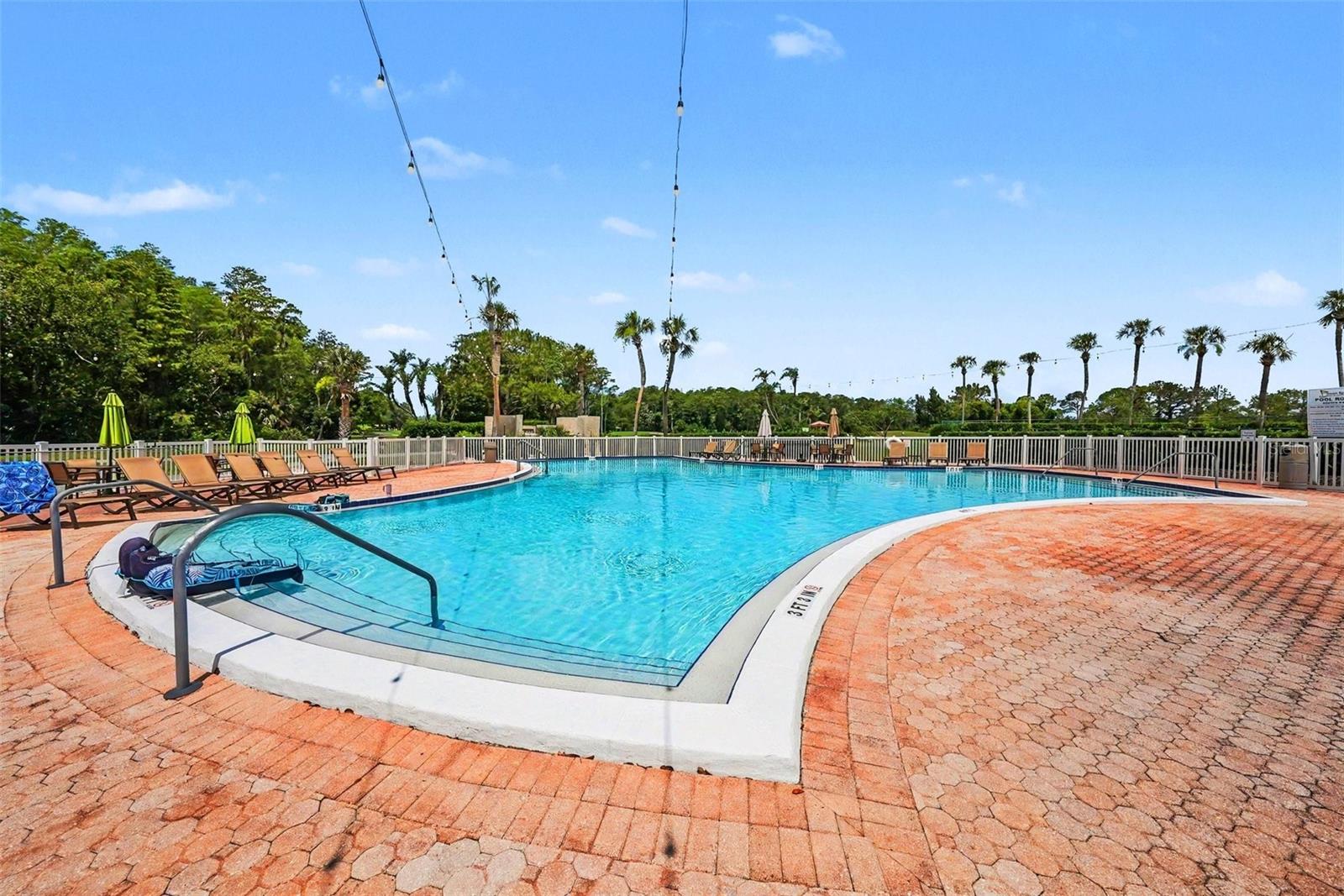 GOLF VIEW VILLAS CONDO 01 - Residential