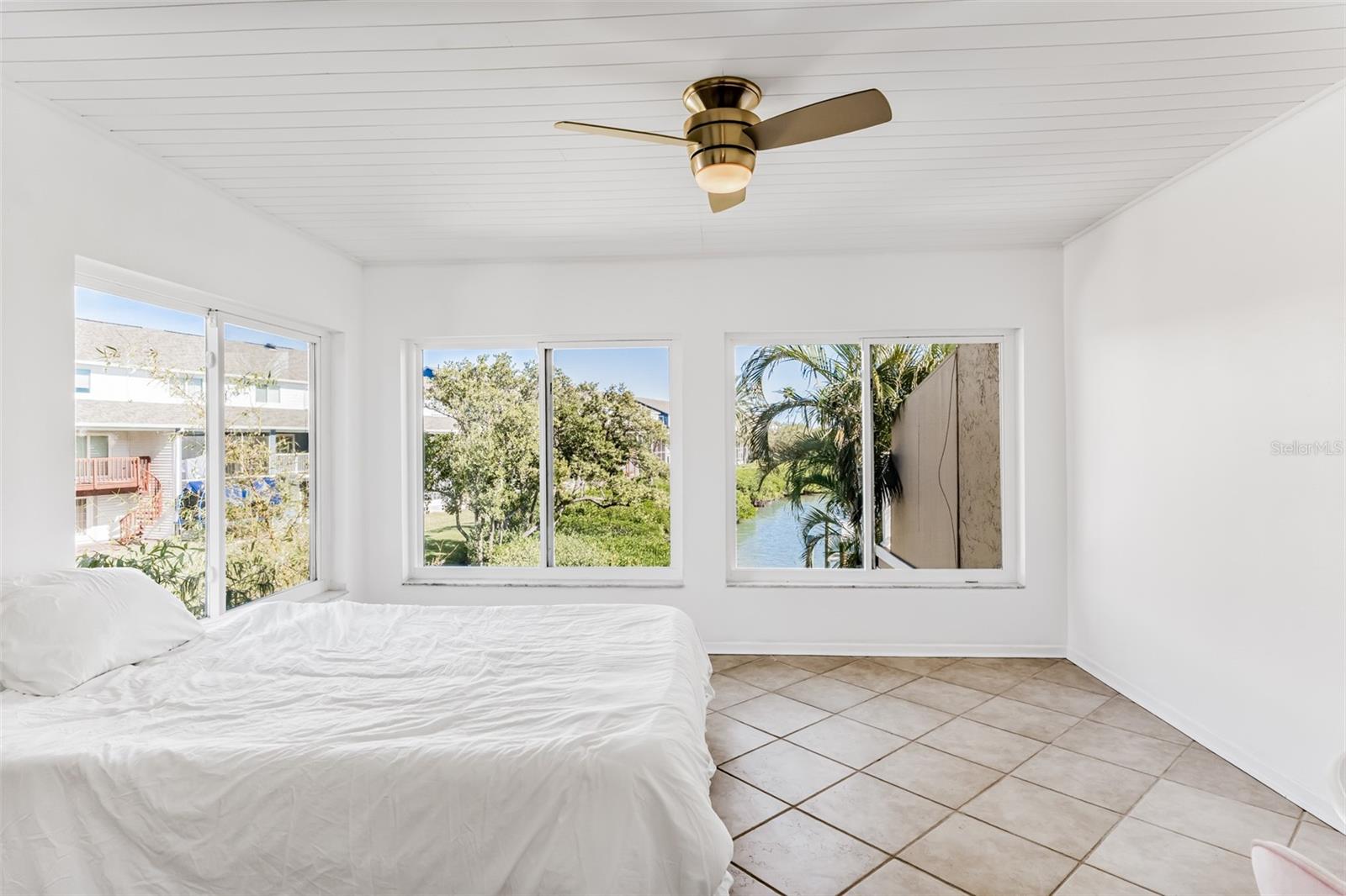 LA HACIENDA CONDO - Residential