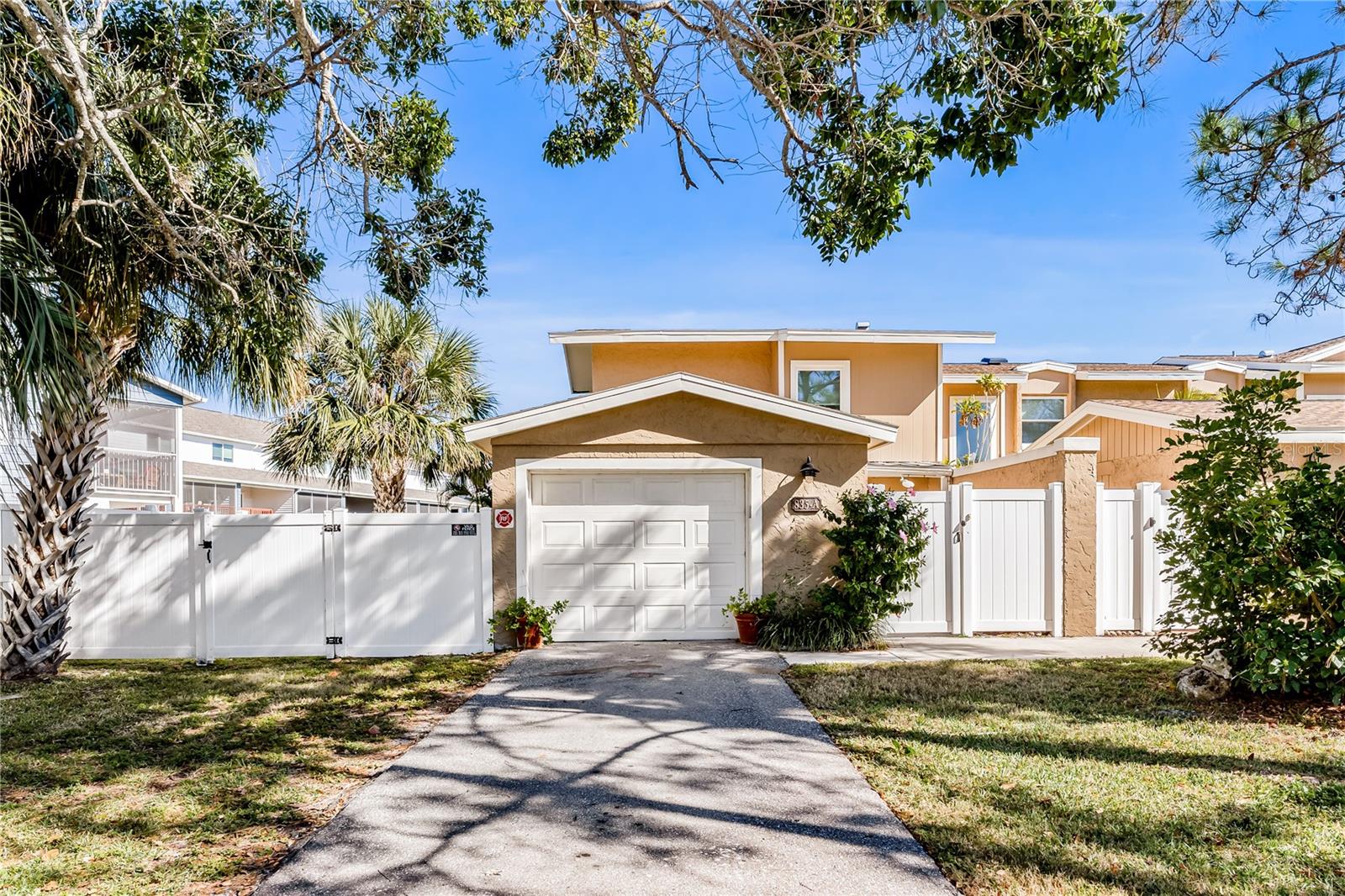 LA HACIENDA CONDO - Residential