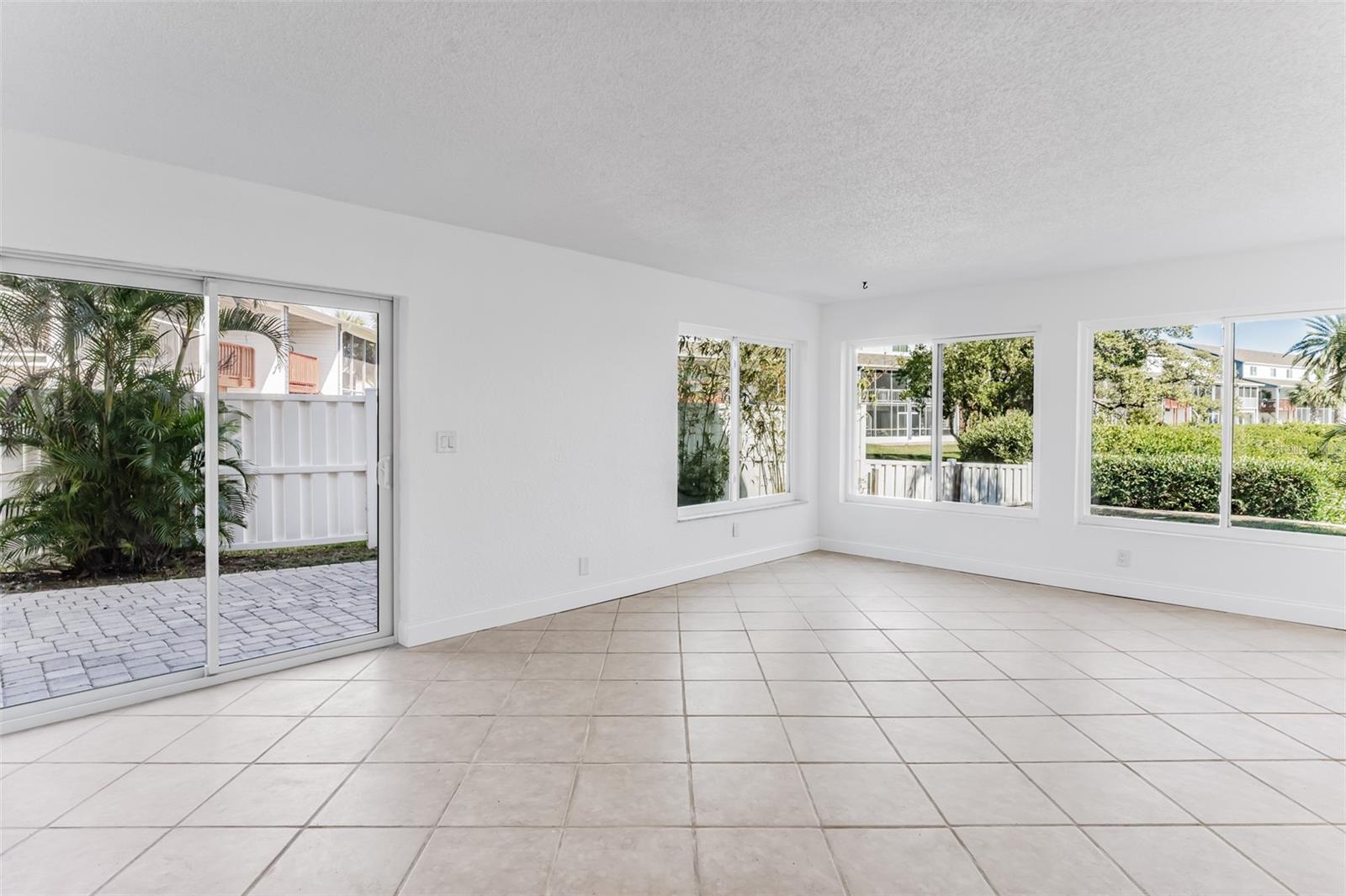 LA HACIENDA CONDO - Residential