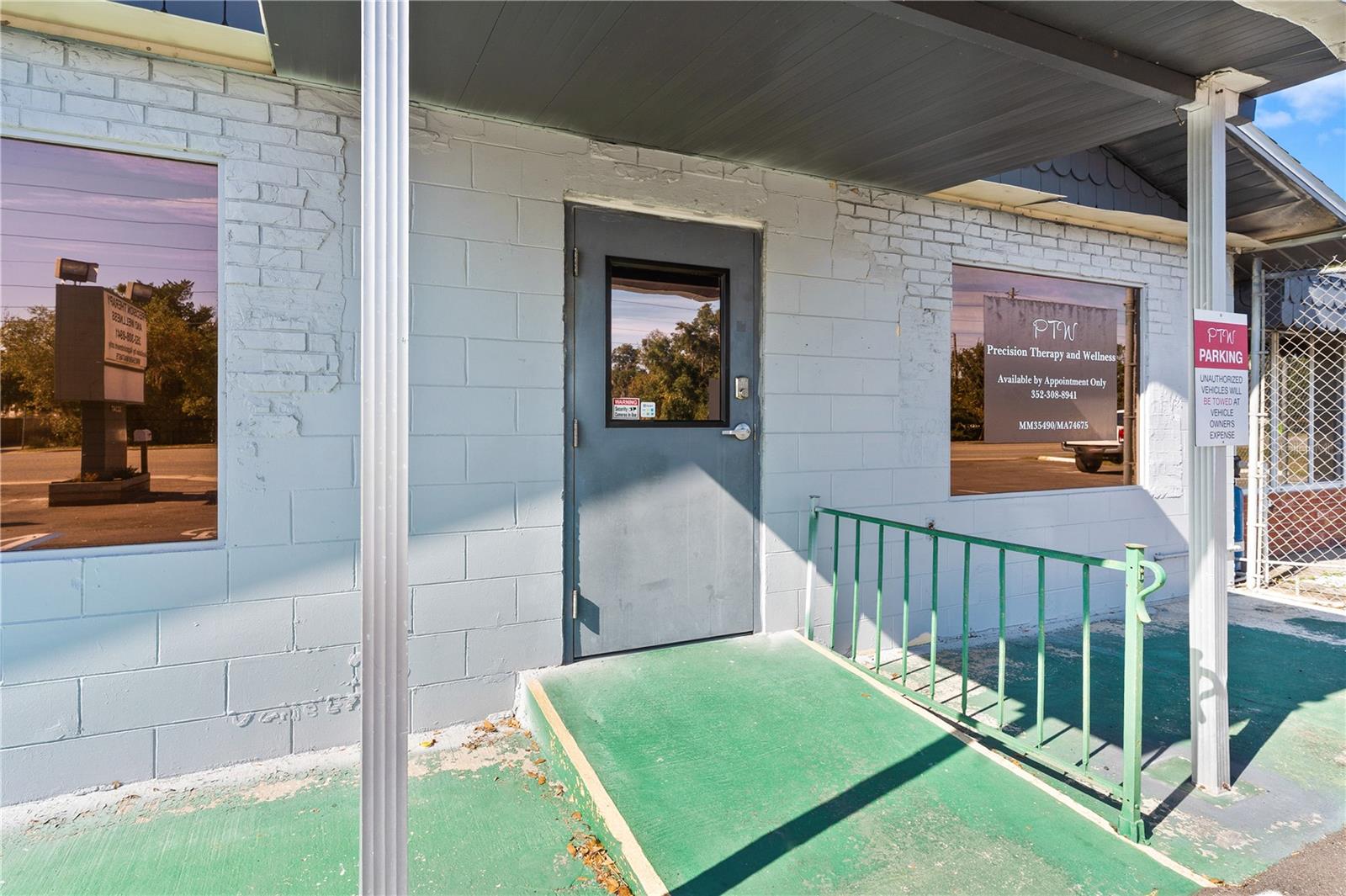 Main image without alt text