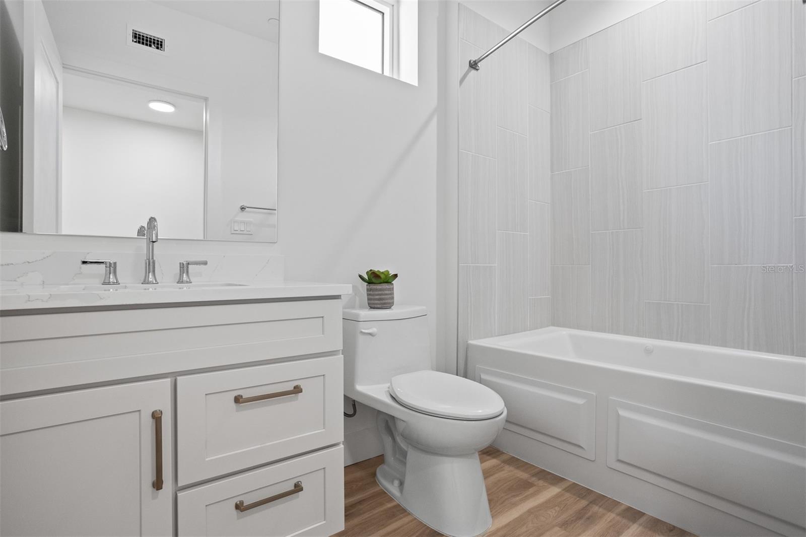 MARINA BAY MASTER CONDO - Residential