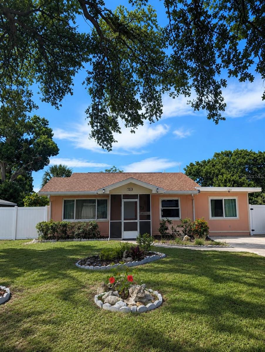 Photo of 733 Laurel Avenue, Venice, FL 34285 (MLS # C7528633)