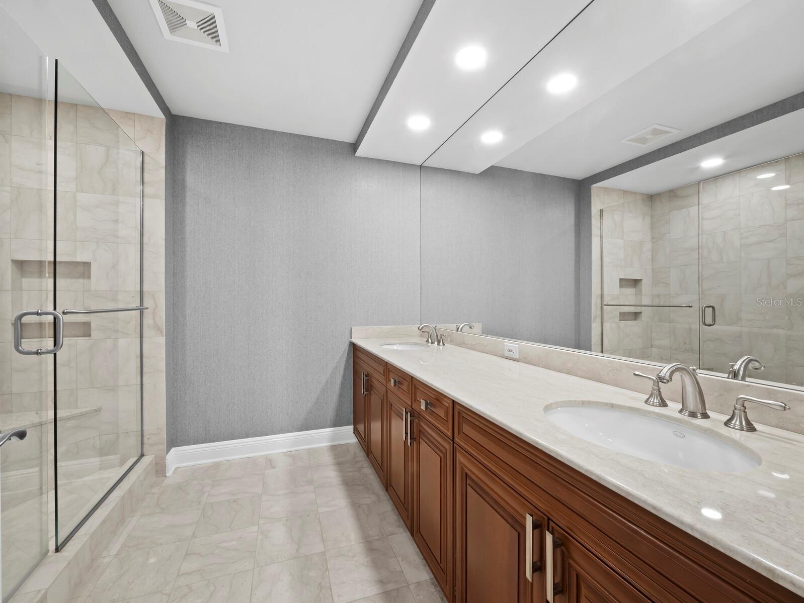 THE TOWER RESIDENCES - Residential