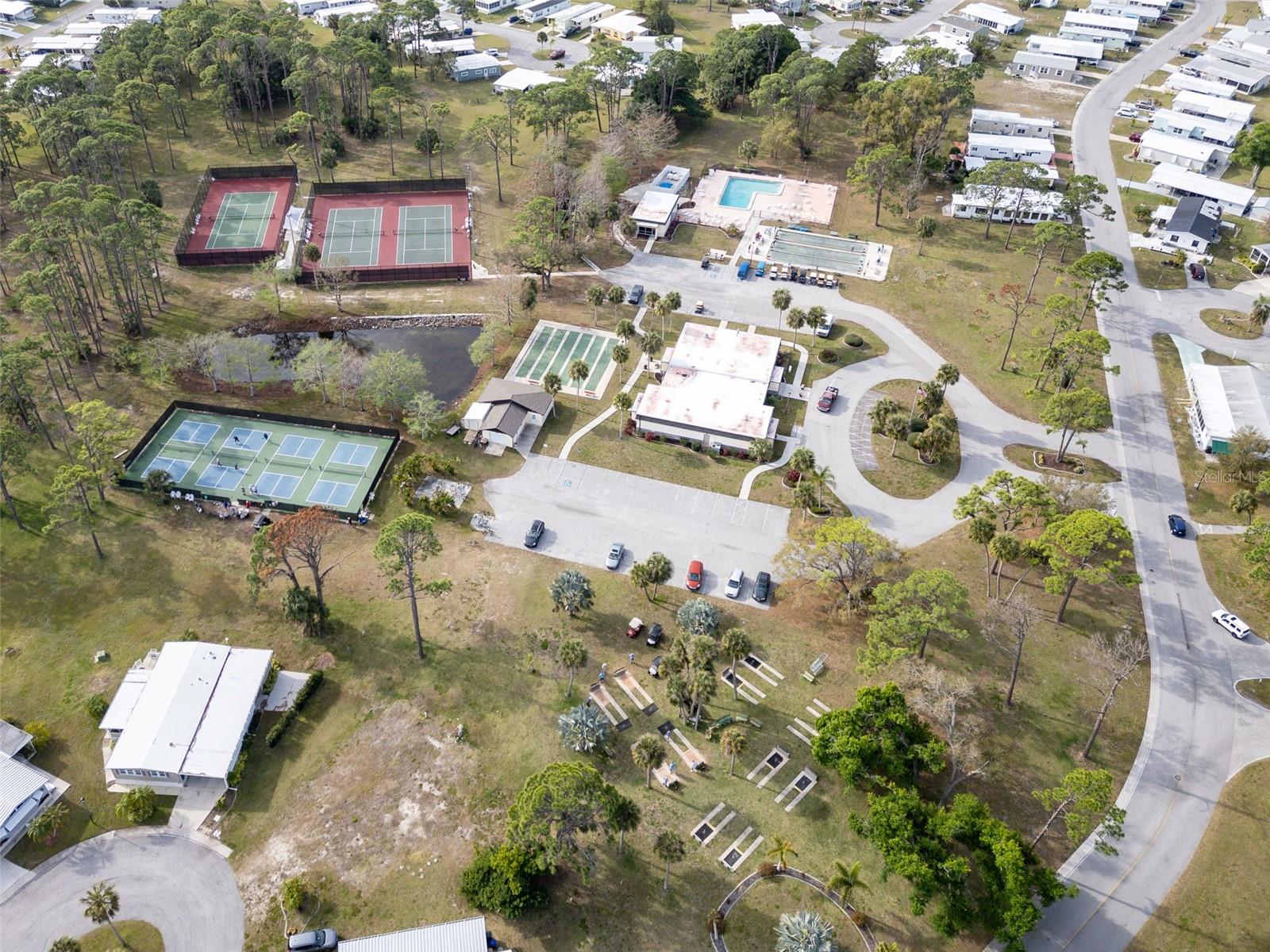 HOLIDAY PARK - Land