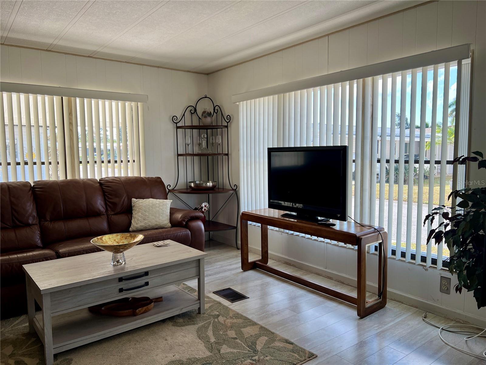 PALM LAKE ESTATES - Residential