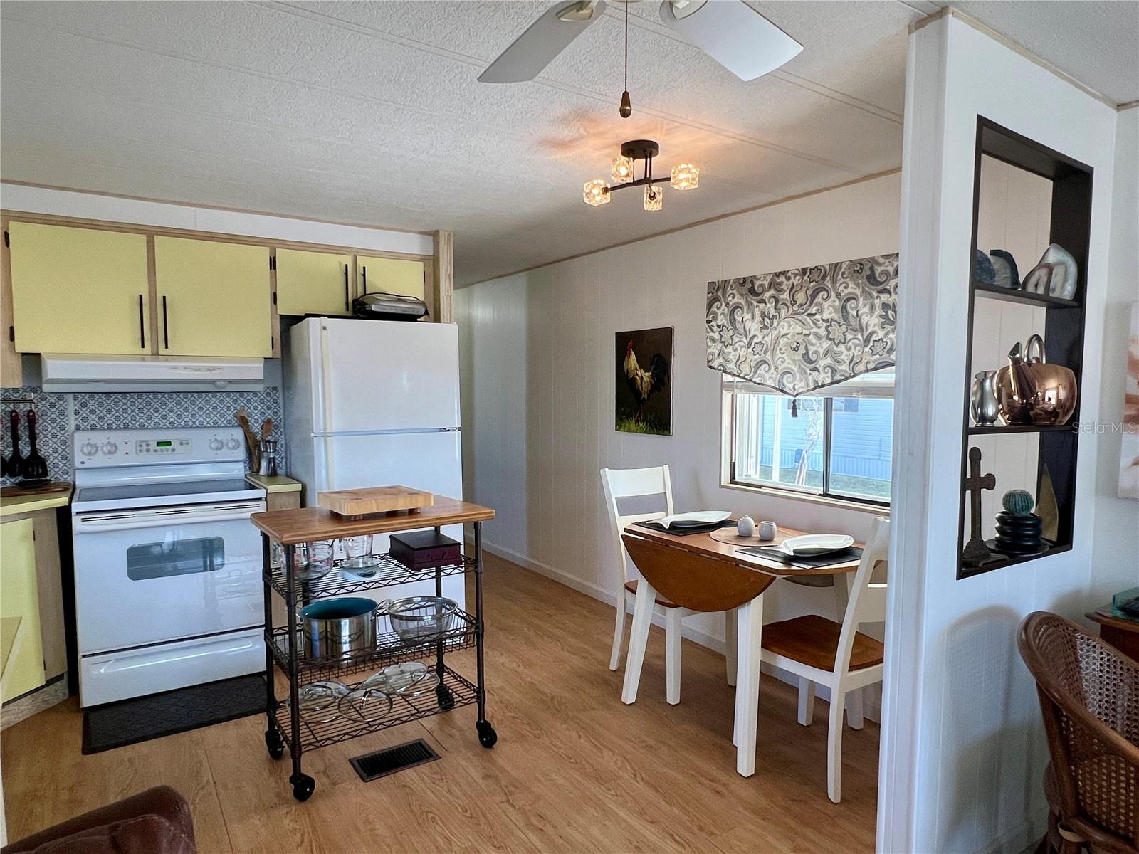 PALM LAKE ESTATES - Residential