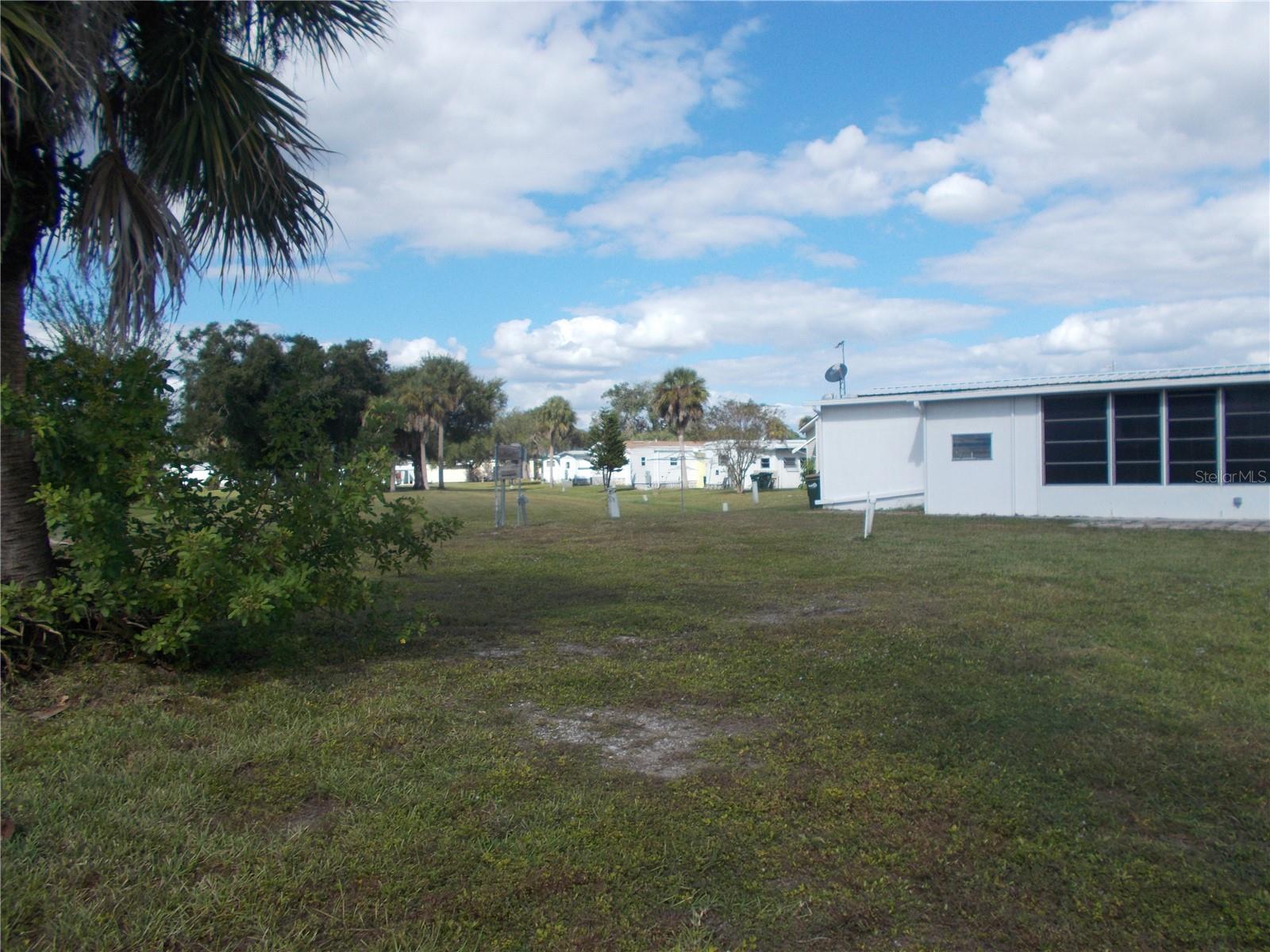 HOLIDAY PARK - Land