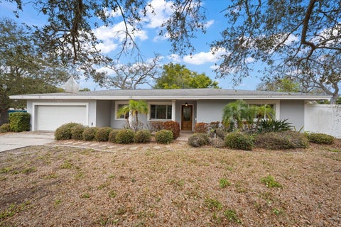 Photo of 230 Garden Circle, Belleair, FL 33756 (MLS # TB8522357)