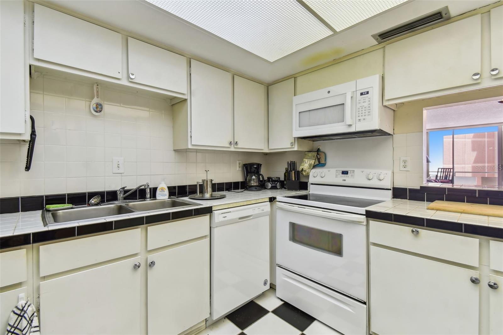 REDINGTON TOWERS BLDG 2 CONDO - Residential
