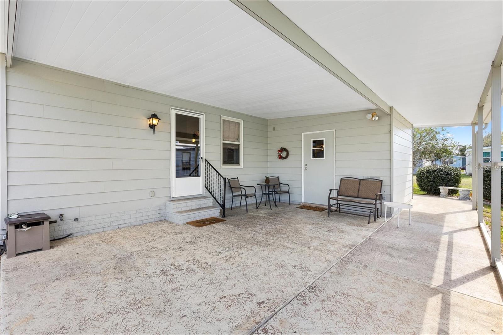 1523 W SCHWARTZ BOULEVARD