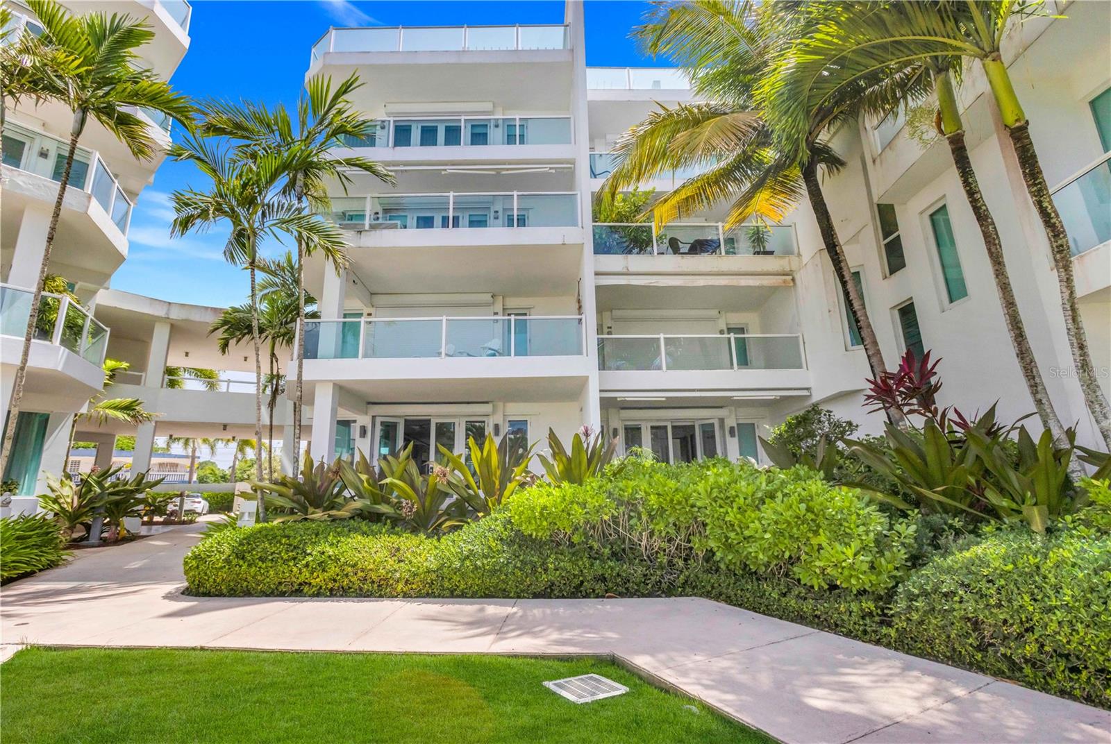 Balandras de Cerro Gordo – Ground Floor Unit, Steps from the Beach with direct beach access!
Live just steps from the beach in this beautifully upgraded single-story, ground floor unit located in the highly sought-after Balandras de Cerro Gordo community. Surrounded by lush, landscaped gardens, this home offers the perfect combination of coastal lifestyle, comfort, and modern convenience.
Featuring 3 bedrooms and 3 full bathrooms, the layout is ideal for both families and guests. The spacious, private patio and backyard provide plenty of room for outdoor entertaining or simply relaxing in the tropical breeze.
The kitchen was fully renovated just 2 years ago, and boasts modern appliances, an induction stovetop, double oven, and an oversized walk-in pantry—perfect for cooking enthusiasts.
Additional features include:
Split-unit inverter A/Cs in all bedrooms and living areas
9500 watt backup generator for power outages
Cistern with pump for uninterrupted water supply
Storm shutters for hurricane protection
Ample storage throughout
Residents enjoy access to premium community amenities in a secure, serene environment. With Dorado’s best golf courses, restaurants, and shopping just minutes away, this home offers the ideal blend of relaxed beachside living and everyday convenience.