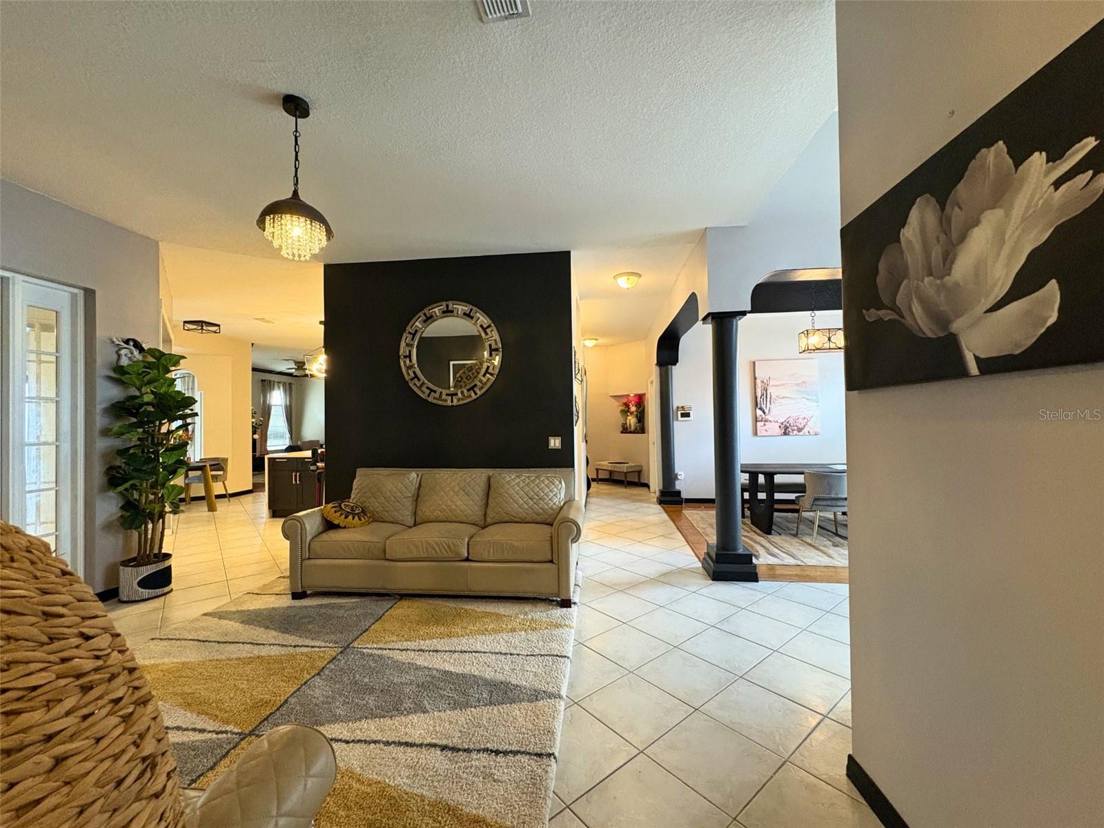 1043 W SEAGATE DRIVE