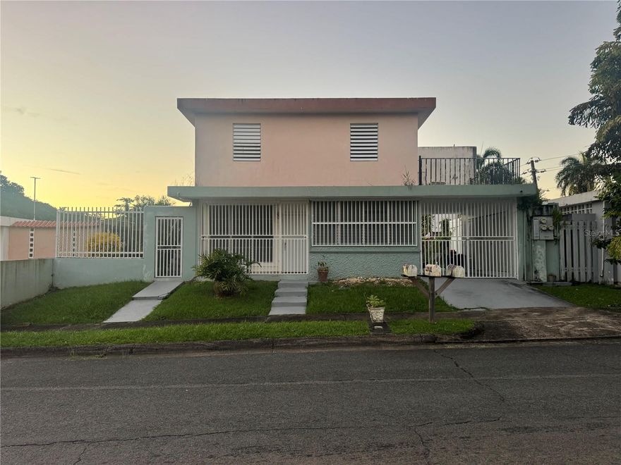 Apartment for Rent – 2nd Floor
Comfortable and airy apartment located on the second floor. It features 2 bedrooms, 1 bathroom, living room, dining room, kitchen, and a pleasant outdoor terrace ideal for relaxing. Includes water heater and separate utility meters for LUMA (electricity) and AAA (water).
Common Areas and Complex Amenities:
Gated access with 24/7 security guard and patrols
Tele-Entry system for additional access control
Basketball court
Tennis court
Pickleball court
Baseball field
Outdoor passive gym
Additional Information:
Utilities not included
Ideal for those seeking security, comfort, and access to excellent recreational facilities in a ???? and peaceful environment.