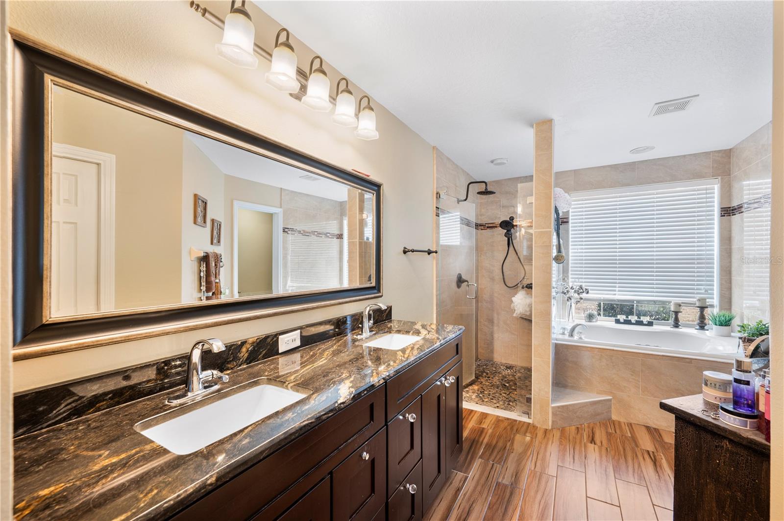 AVONDALE GROVES - Residential