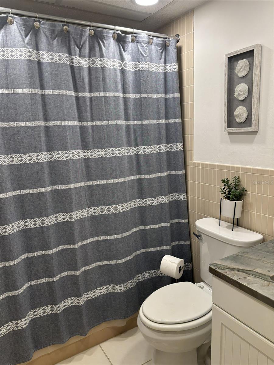 CONTINENTAL TOWERS INC CONDO - Residential Lease