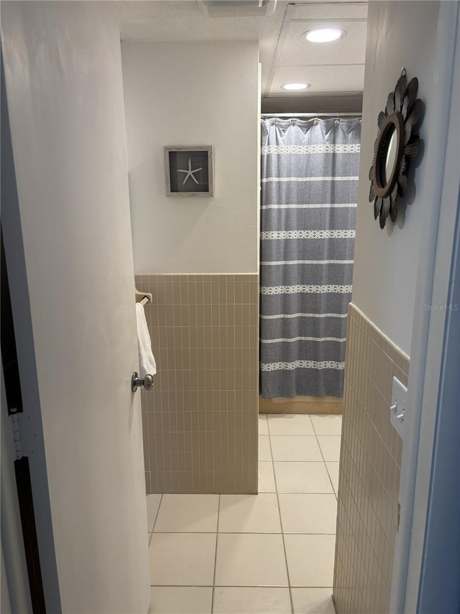 CONTINENTAL TOWERS INC CONDO - Residential Lease