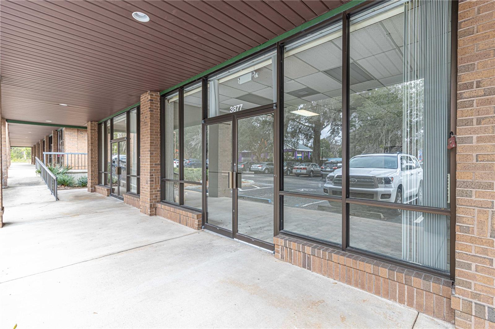 COURTNEY PLAZA - Commercial Lease
