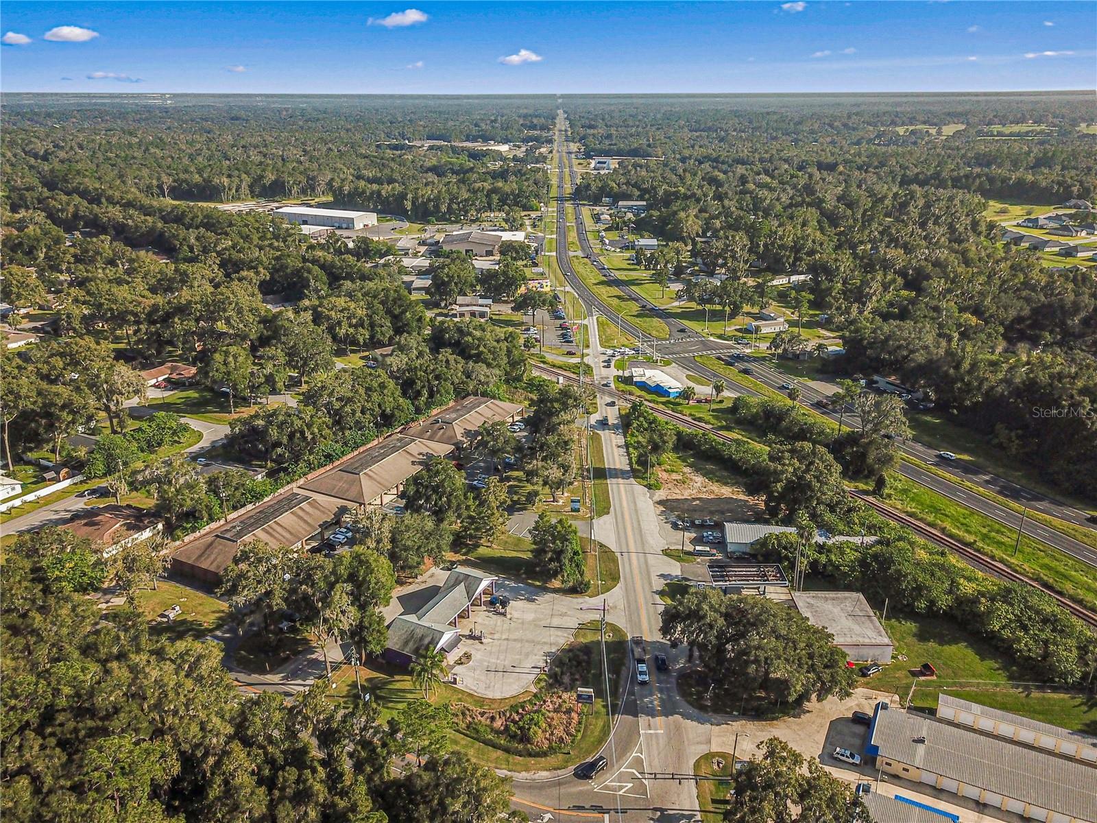 COURTNEY PLAZA - Commercial Lease