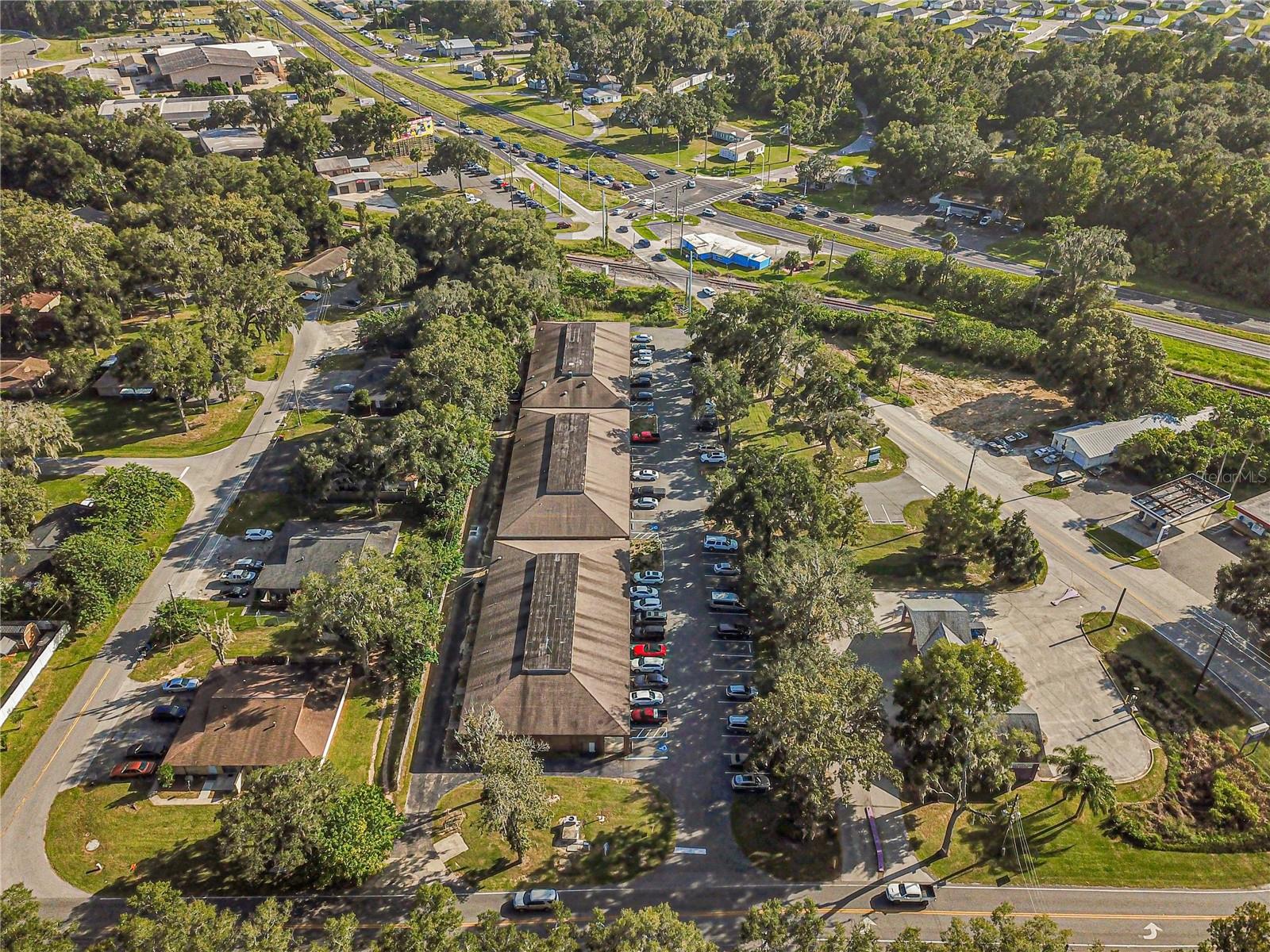 COURTNEY PLAZA - Commercial Lease