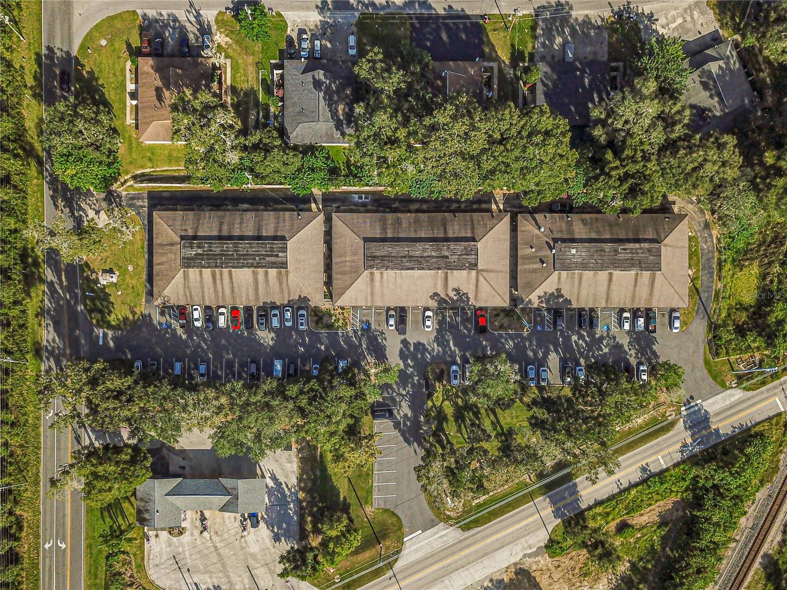 COURTNEY PLAZA - Commercial Lease