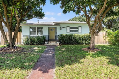 Photo of 2827 29th Avenue N, St Petersburg, FL 33713 (MLS # TB8483773)