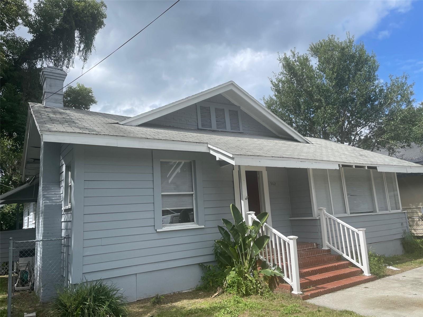 Large 4 bedroom 2 bath home in Mulberry. The home has a huge living room, a separate dining room, large open kitchen and 4 large bedrooms 1 with it's own entrance. The propery is in close proximity to major highways, shopping and restaurants.