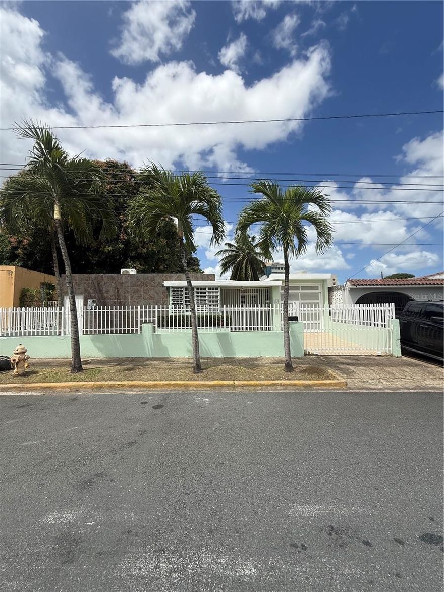 Residential property for rent in Villa Nevárez, San Juan. Centrally located with easy access to main roads.

Features 3 bedrooms, 1 bathroom, living and dining area with great natural light, and a kitchen equipped with stove, refrigerator, and cabinets. Includes air conditioning units.

Offers a spacious yard with a gazebo, ideal for outdoor activities or pets, plus on-site parking.

Conveniently located near hospitals, universities, shopping centers, and restaurants.

Pets allowed. Utilities not included.

Available for immediate occupancy.