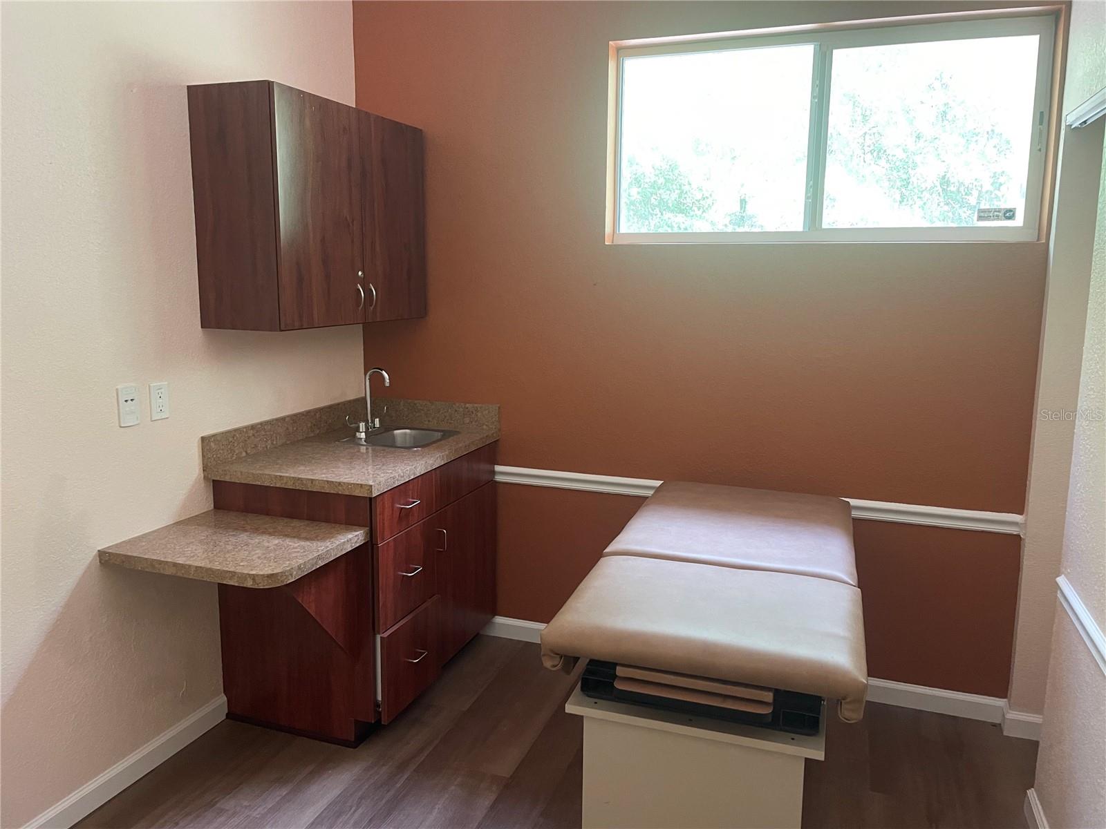TIMBER OAKS PROFESSIONAL PARK - Commercial Lease
