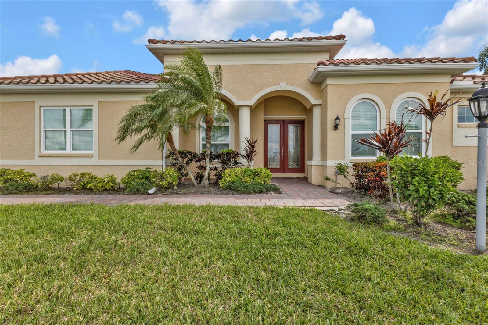 1715 QUEEN PALM WAY