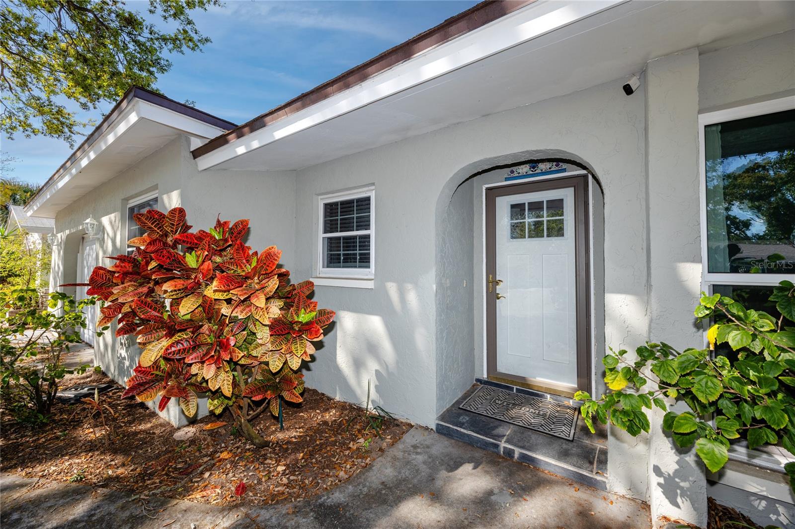 Great opportunity to rent this updated and well cared for home located in DESIRABLE Palm Harbor! This 3 bedroom, 2 bath, oversized 1 Car Garage home features BRAZILIAN CHERRY HARDWOOD FLOORS, SPLIT floor plan, large SCREENED LANAI, and a good size backyard. UPDATED KITCHEN, STAINLESS STEEL Appliances, and double door closet PANTRY. KITCHEN NOOK with built-in BENCH SEATING, raised panel maple cabinetry, designer tile backsplash, Granite COUNTERTOP. The home features UPDATED BATHROOMS with newer vanities, and QUARTZ countertops! The property is located only 7 miles from GORGEOUS SANDY BEACHES of HONEYMOON ISLAND, very close to COUNTRYSIDE MALL, great restaurants, and in close proximity from Tampa & Clearwater airports!!!