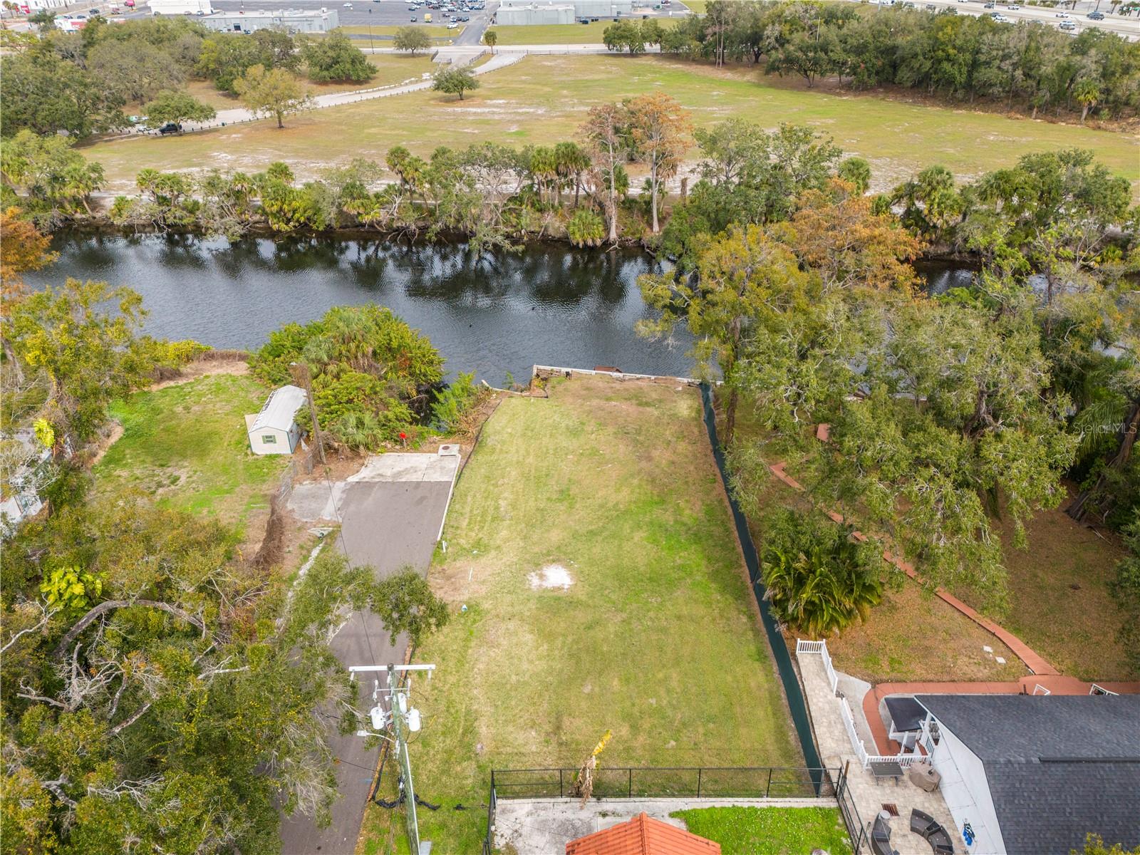 HOLLYWOOD PARK - Land