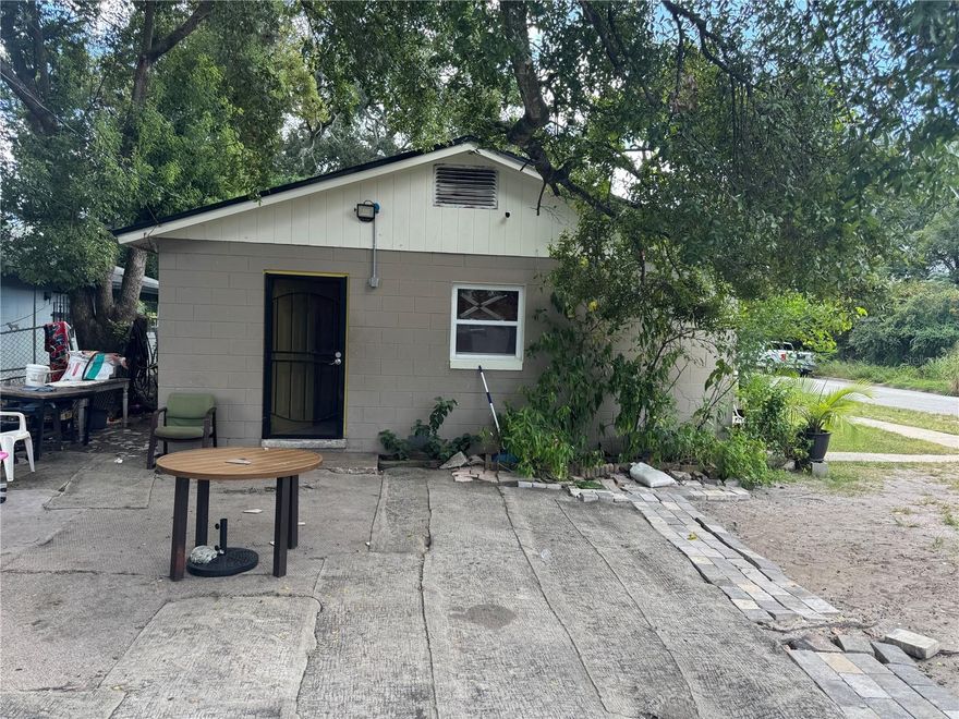 1/2 DUPLEX IS NOW AVAILABLE TO MOVE IN THE ORTHER HALF OCUPIED BY 

























BEAUTIFUL 2-BEDROOMS 1 BATHROOM HALF DUPLEX NEAR DOWNTOWN ORLANDO.

    THIS WELL MAINTAINED 1/2 DUPLEX OFFERS CONFORTABLE LIVING IN A CONVENIENT LOCATION JUST MINUTES FROM DOWNTOWN ORLANDO. MOVE IN READY AND PERFECTLY SUITED FOR ANYONE SEEKING COMFORT AND ACCESSIBILITY.