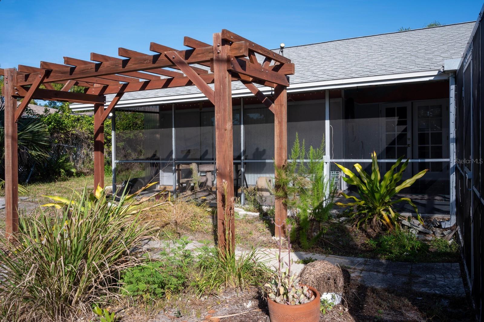 ROTONDA SHORES - Residential