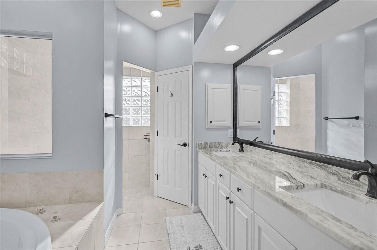 MCINTOSH LAKE - Residential