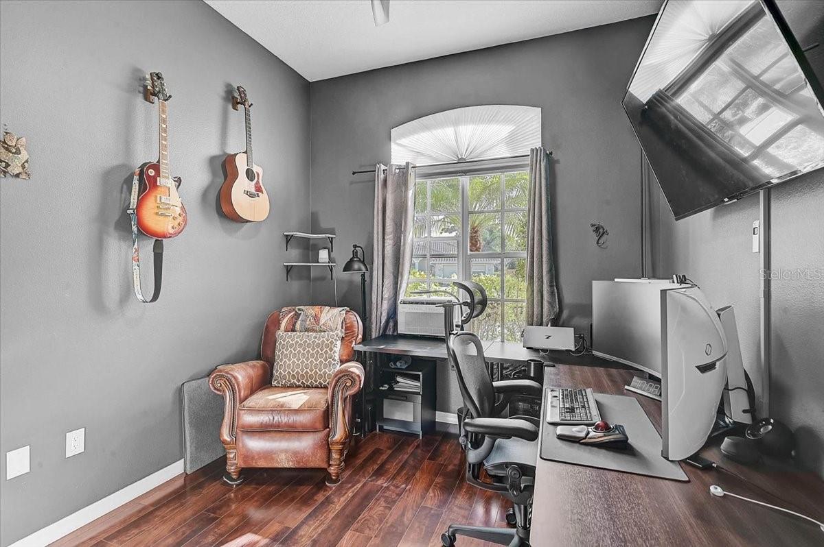 MCINTOSH LAKE - Residential