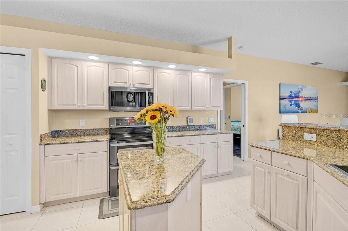 MCINTOSH LAKE - Residential