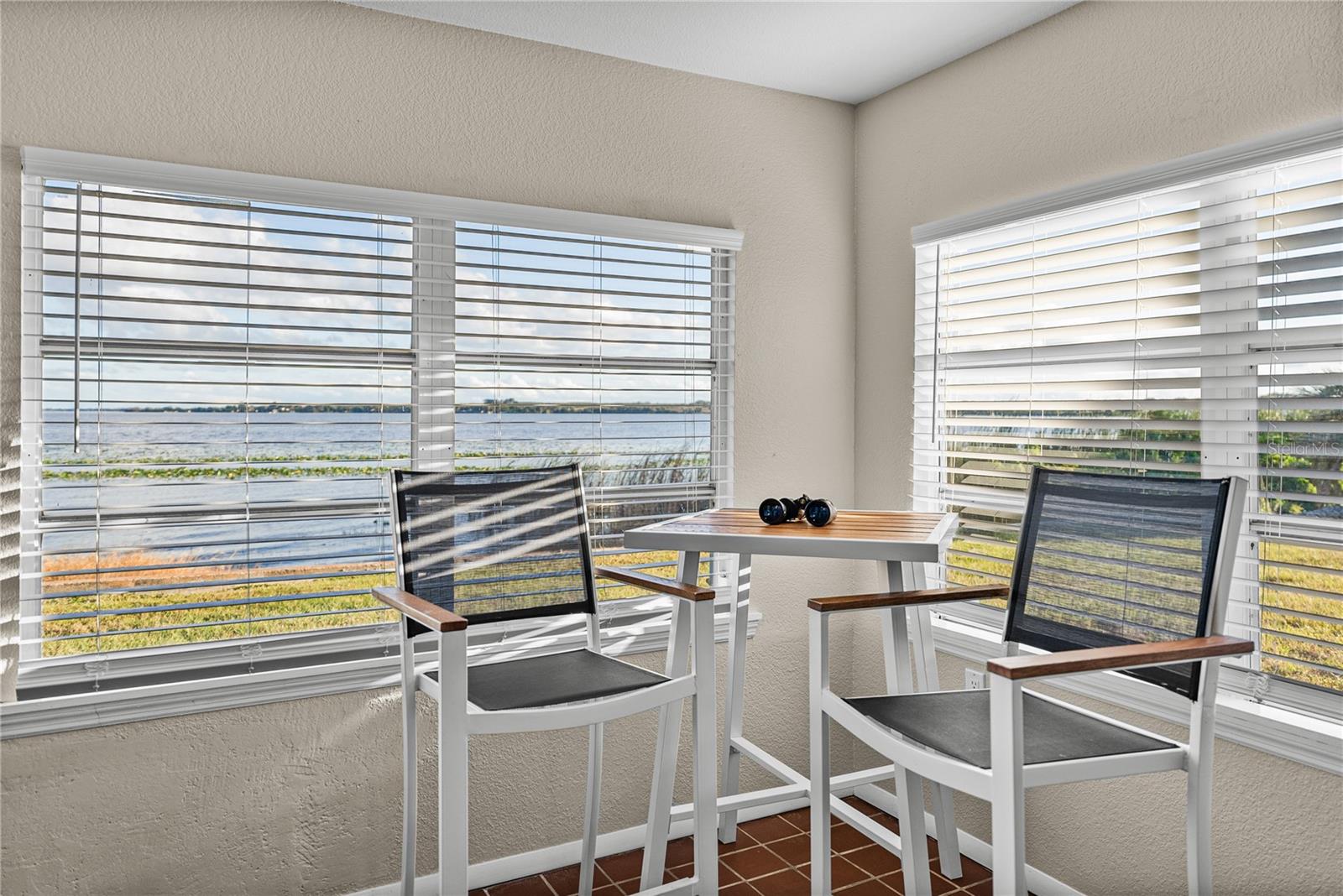 LAKE SIDE TERRACE - Residential