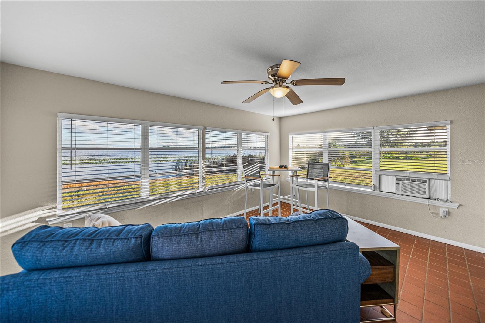 LAKE SIDE TERRACE - Residential