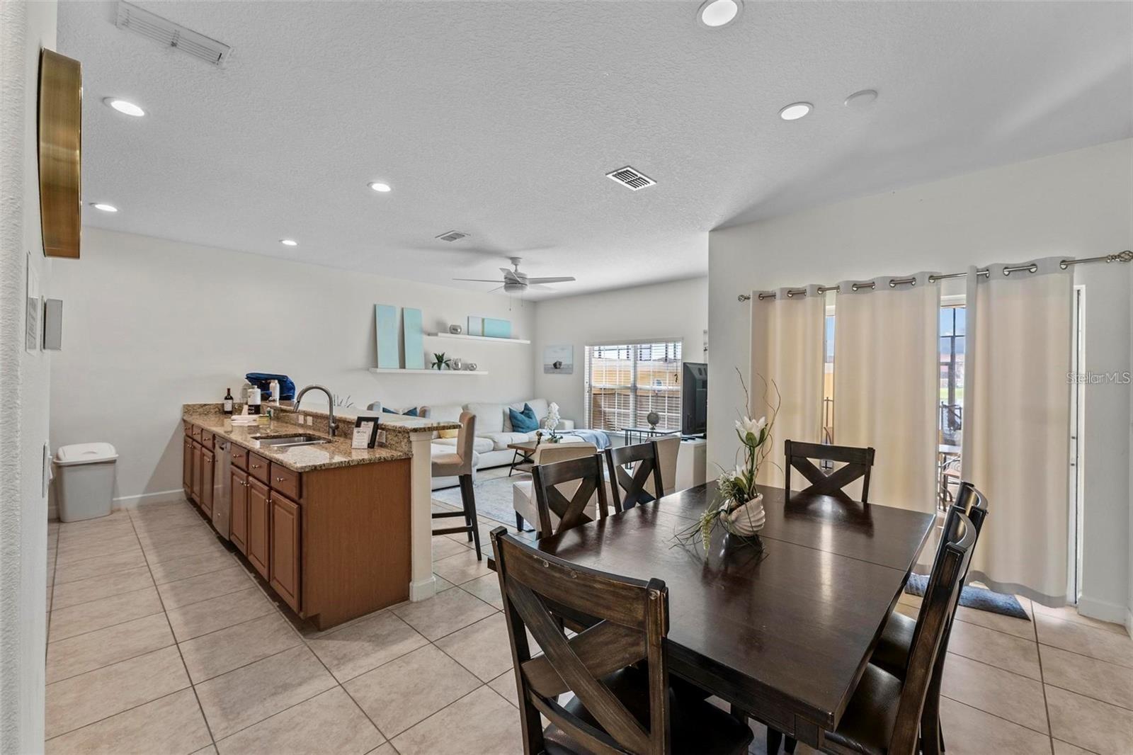 PARADISE PALMS RESIDENCE - Residential