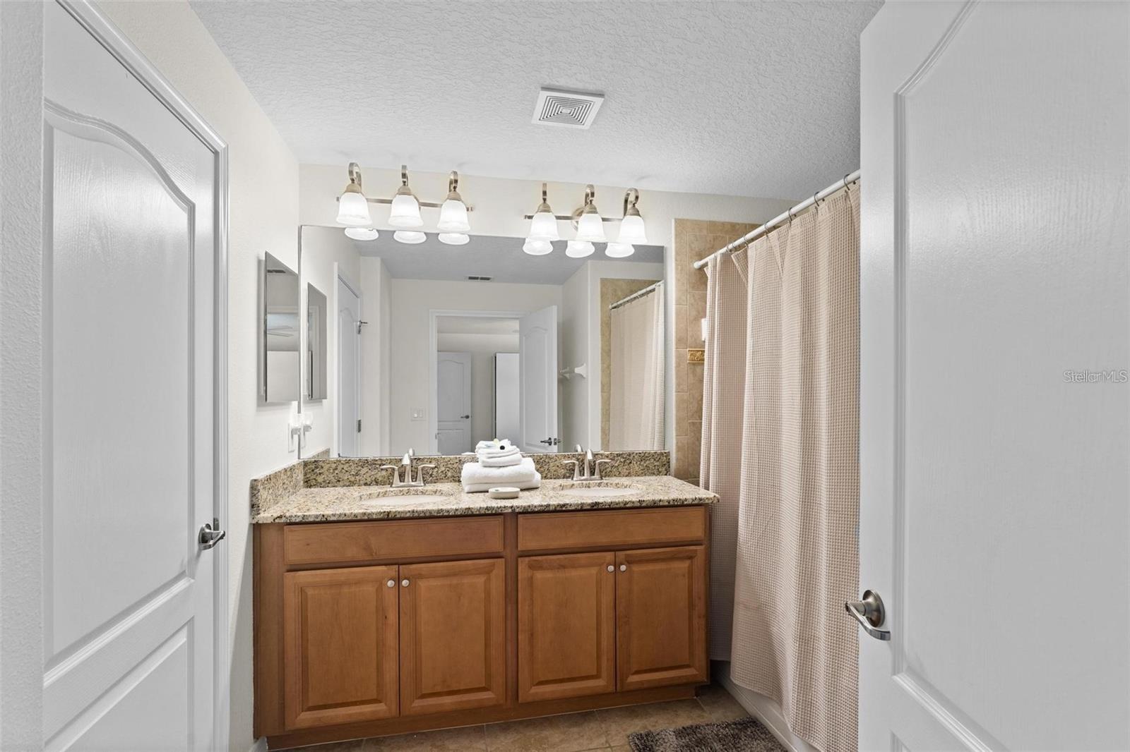 PARADISE PALMS RESIDENCE - Residential