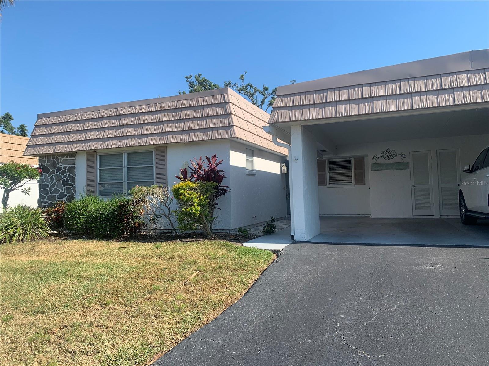 Strathmore Riverside, conveniently located off of Constitution Blvd/Swift Rd., has all you will need to enjoy maintenance free living in this 55 and up community. Located just 4`to 6 miles from Siesta Key and our vibrant downtown, this community is private, quiet and very close to shopping. There is also a marina, library. fitness center, billiard room and heated pool. This two-bedroom, two bath villas with carport features an upgraded kitchen and plenty of light filled space. Unit located in villas on corner.