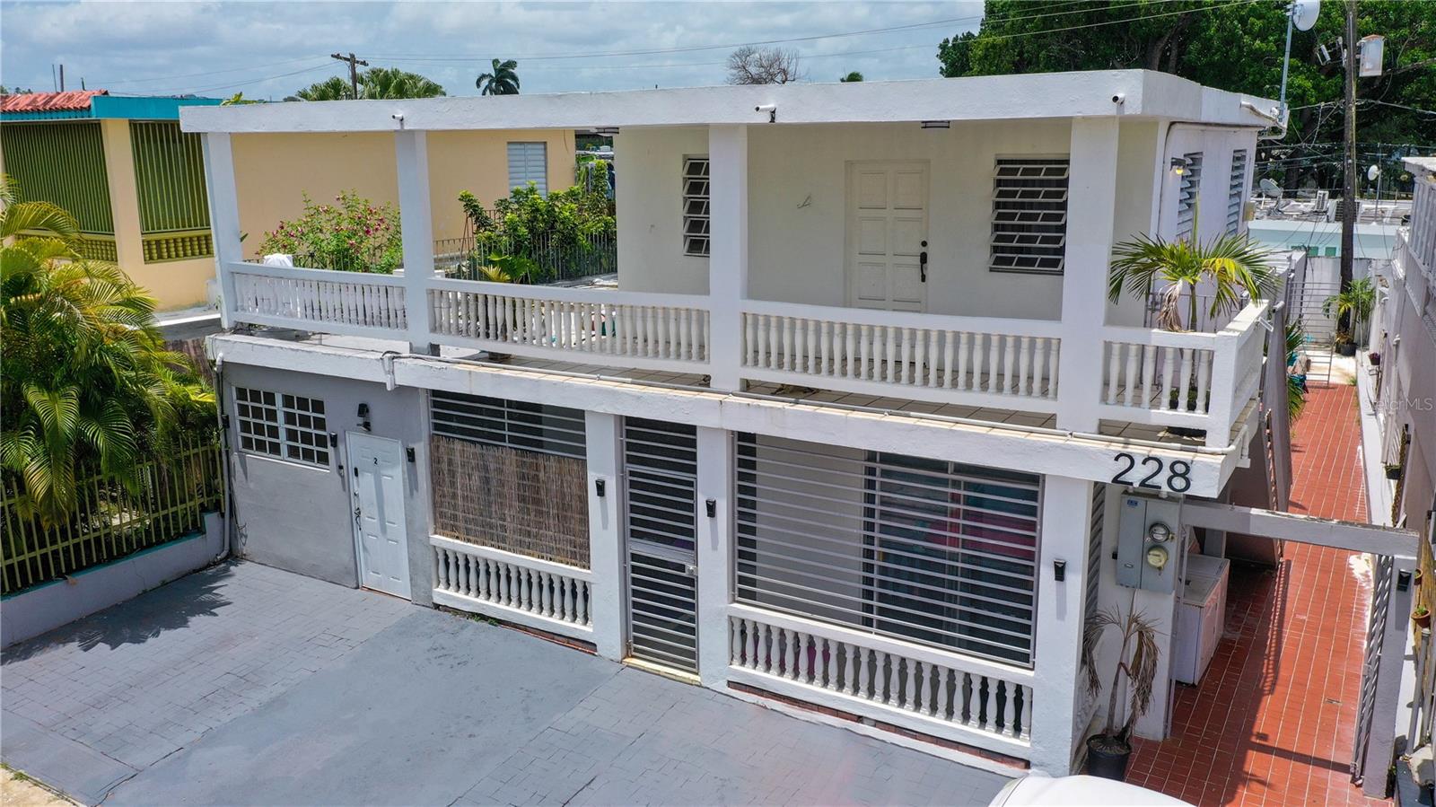 Investment Opportunity in Guaynabo – Fully Rented Income Producion 7-Unit Multifamily Property
Located in Urb. Ponce de León, Guaynabo—just off Avenida Esmeralda—this multifamily property sits in a highly walkable and desirable commercial corridor, surrounded by restaurants, shops, pharmacies, and essential services.
The property features seven fully rented units, five on-site parking spaces, and room to expand or upgrade, making it a rare find for investors seeking immediate cash flow with long-term upside.
Approx. 2,550sqft. Unit Breakdown: Unit 1: 775sqft – 2 Bed/1 Bath | Unit 2: 325sqft – 1 Bed/1 Bath | Unit 3: 375sqft – 2Bed/1Bath | Unit 4: 300sqft – 1 Bed/1 Bath | Unit 5: 225sqft – Studio/1 Bath | Unit 6: 210sqft – Studio/1 Bath | Unit 7: 340sqft – 1 Bed/1 Bath.
Highlights: Total Monthly Income: $6,400, Annual Income: $76,800, CRIM: $1,792/year, Parking: 5 spaces.
Opportunity to build additional units or enhance existing ones to increase rental income
Whether you're an experienced investor or entering the multifamily market, this property offers an excellent blend of location, cash flow, and growth potential in one of Guaynabo’s most in-demand areas.