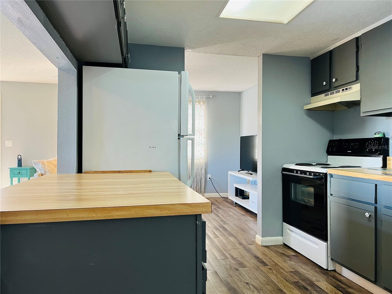 LAKE VIEW CONDO PH II - Residential