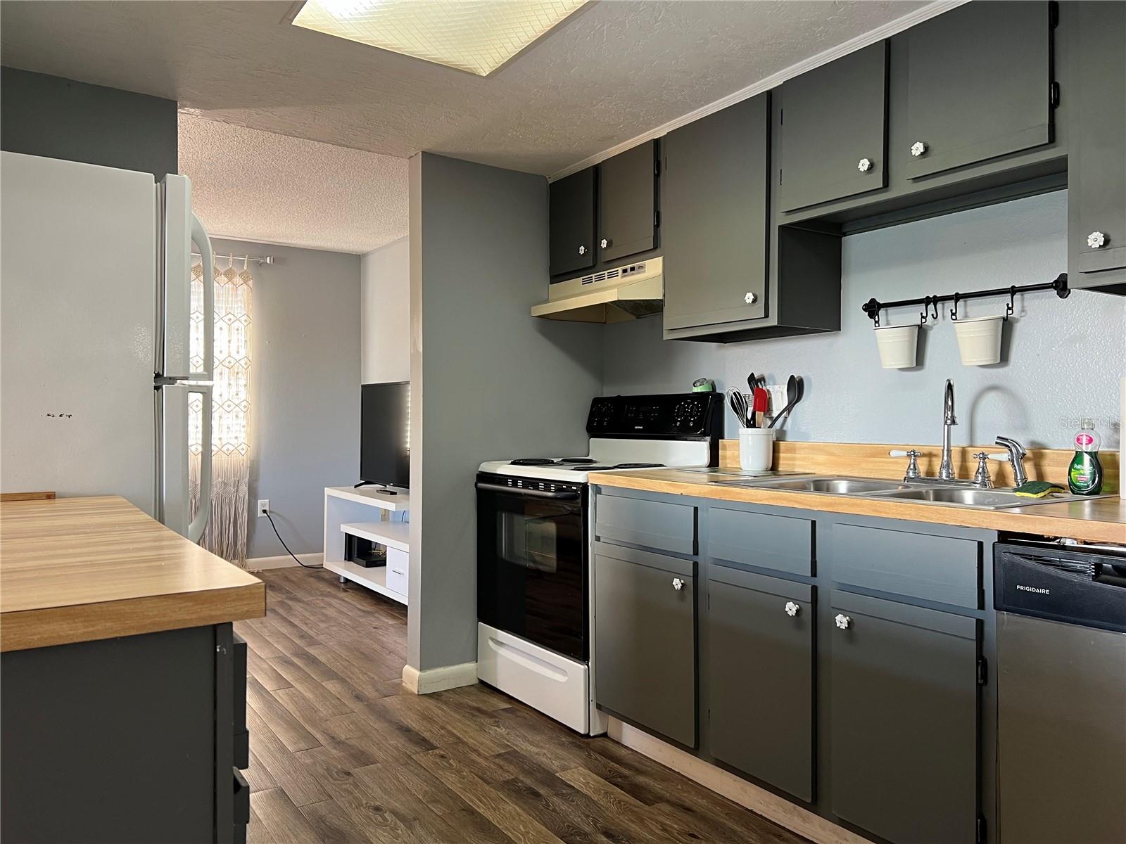 LAKE VIEW CONDO PH II - Residential