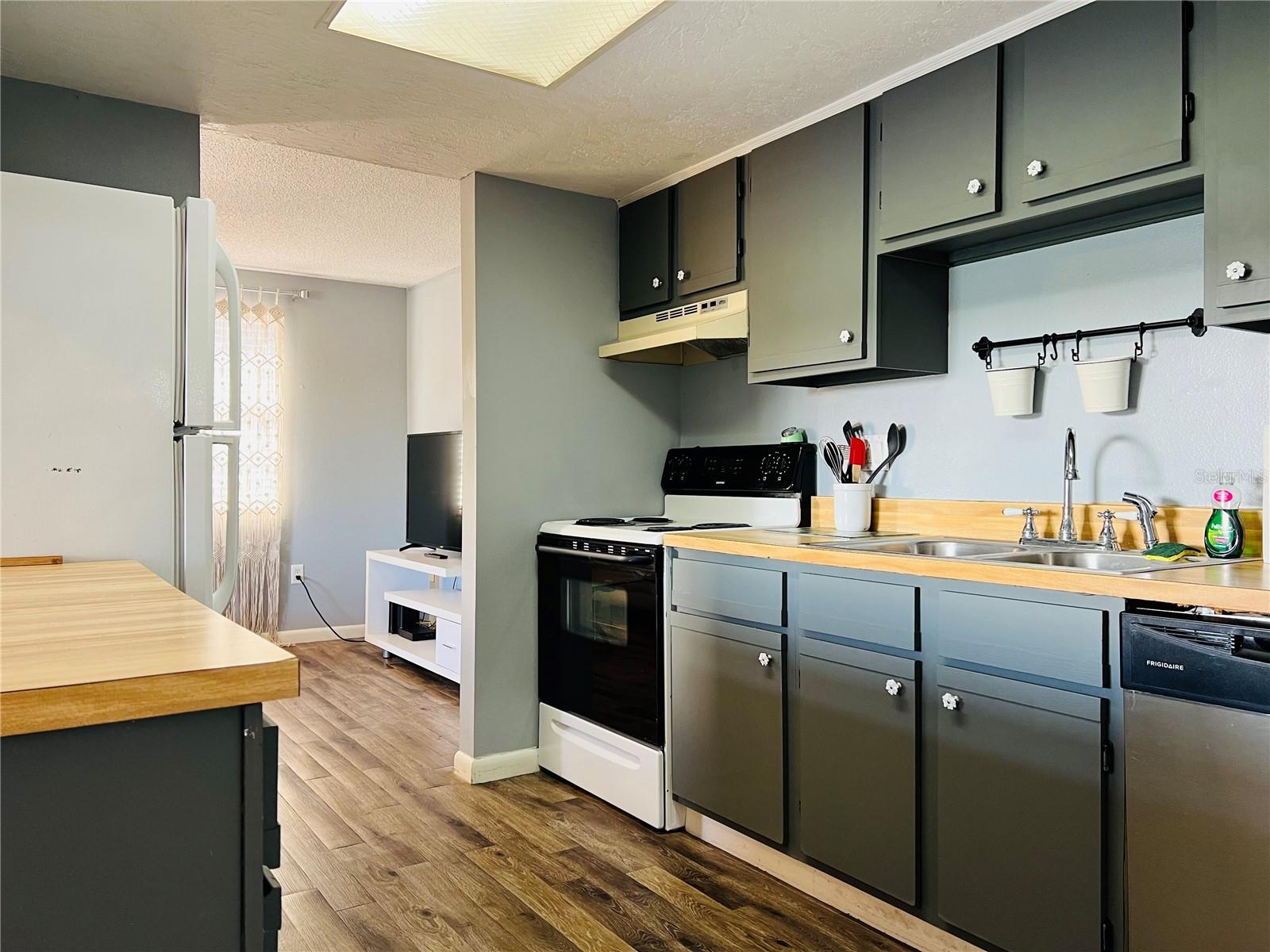 LAKE VIEW CONDO PH II - Residential