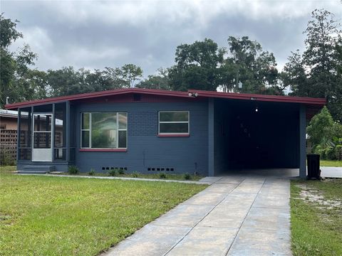 Photo of 501 SE 14th Street, Gainesville, FL 32641 (MLS # GC533800)